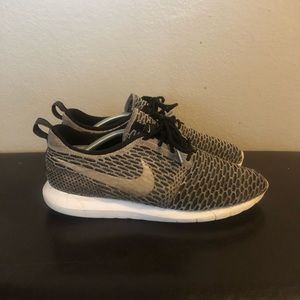USED | Nike FlyKnit Roshe | Size: 10